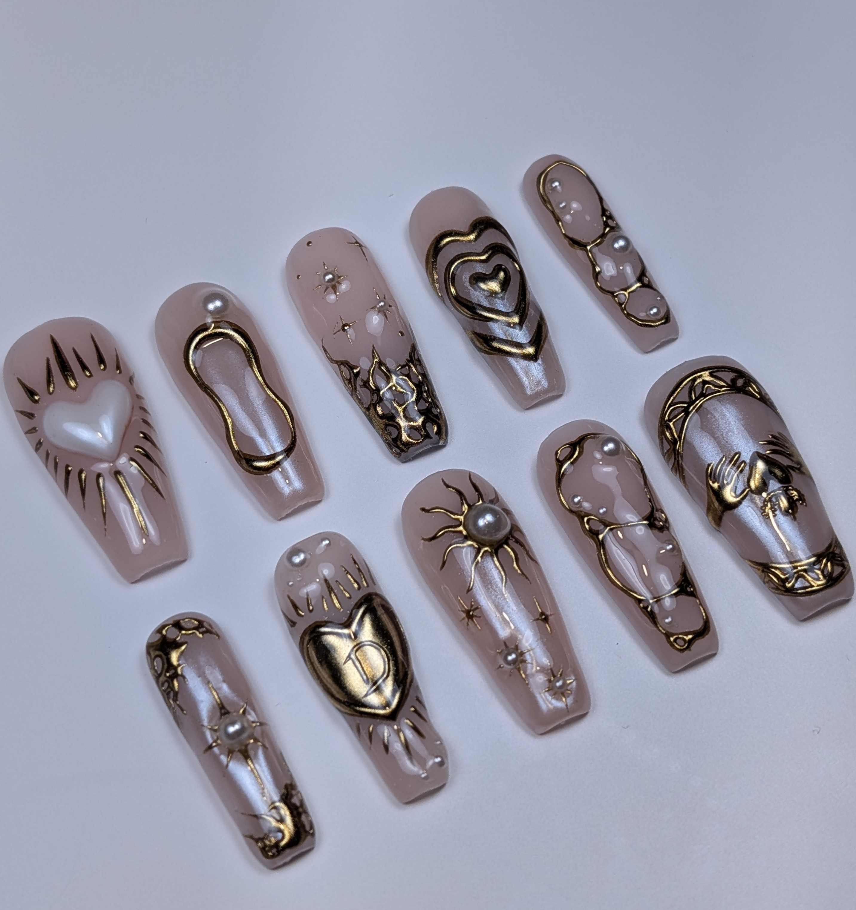 Wedding-Set in Cremerosa mit Gold-Akzenten, dynamisch angeordnet